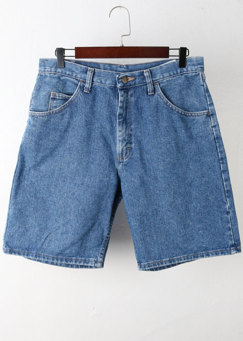 Wrangler relaxed fit shorts(32)